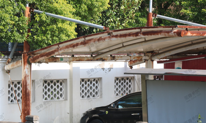 膜結(jié)構(gòu)車棚骨架生銹.jpg 膜結(jié)構(gòu)車棚骨架生銹.jpg