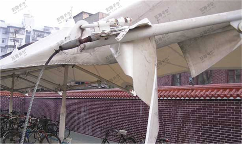 膜結(jié)構(gòu)車棚破裂.png 膜結(jié)構(gòu)車棚破裂.png