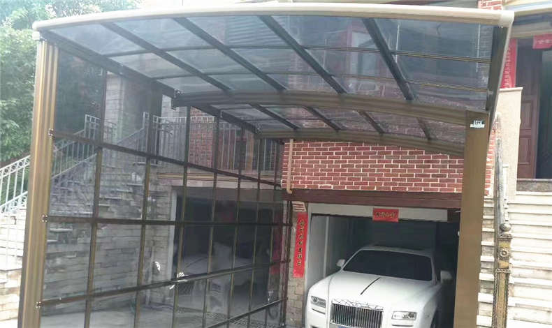 車(chē)庫(kù)雨棚側(cè)面封板要根據(jù)現(xiàn)場(chǎng)情況