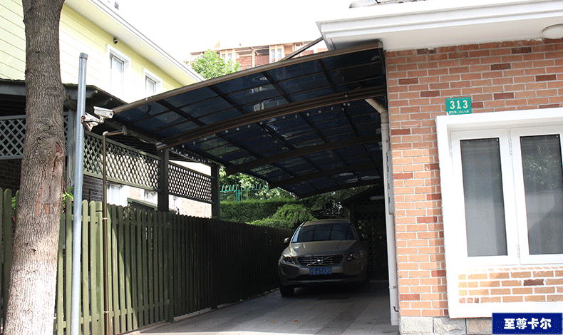 談?wù)勚磷鹂栜?chē)棚廠家的重要性