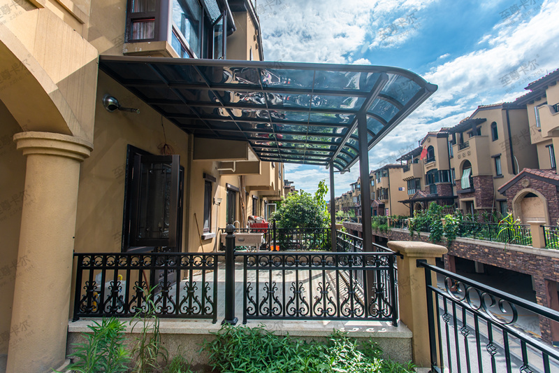 露天陽臺遮陽棚還是選固定的好，不信你看這種遮陽棚