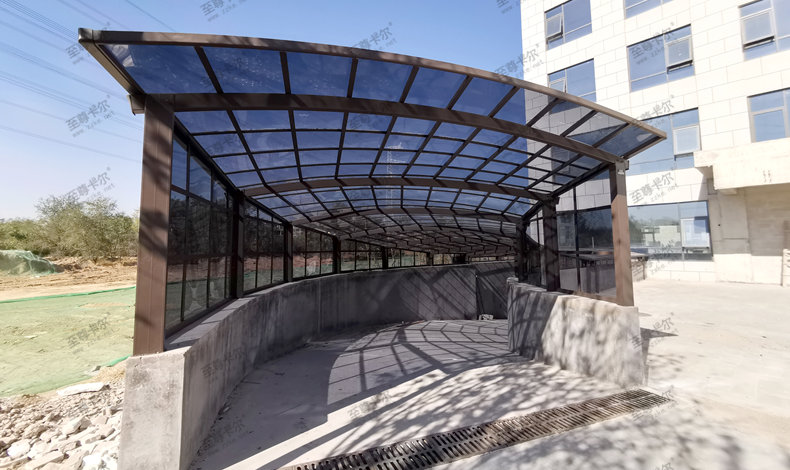 地下車庫出入口雨棚怎么做？找有20年施工經(jīng)驗的雨棚廠家來合作