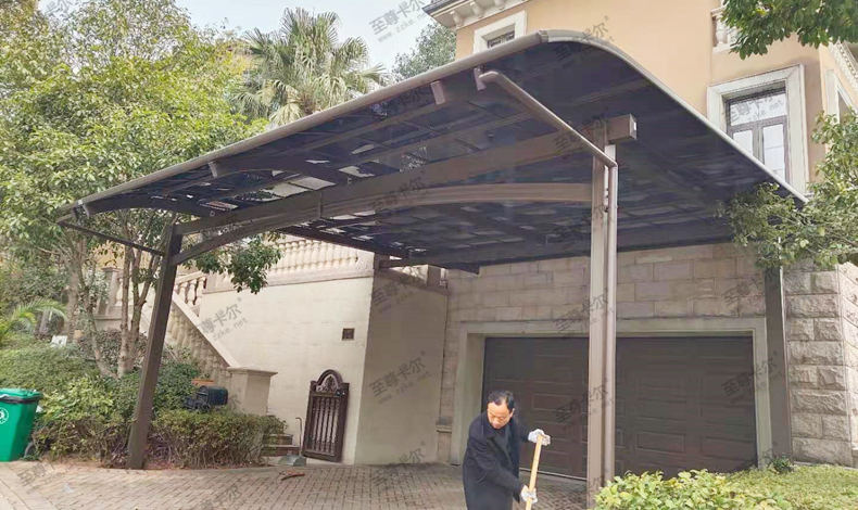 耐力板車(chē)棚廠家的自白：為什么要選耐力板車(chē)棚