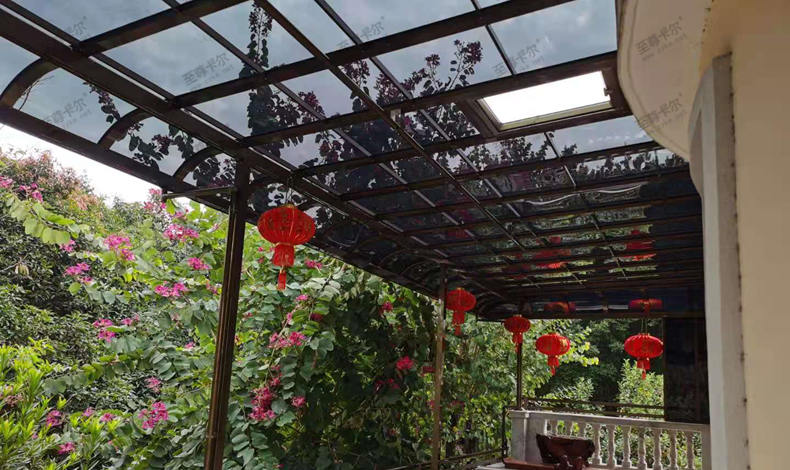 家中安裝這種雨棚遮陽棚，不僅美觀且安全！