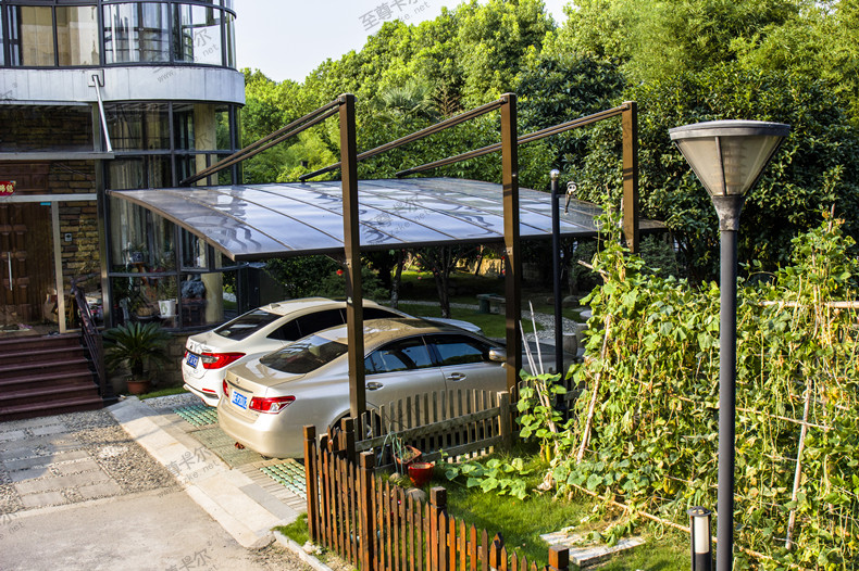  哪種雨棚骨架最適合耐力板雨棚，鋼結構還是鋁合金？看完就知道了