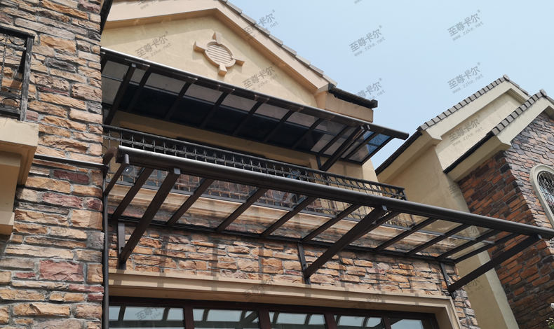 還在裝鋼化玻璃雨棚蒸桑拿？進(jìn)來(lái)看！露臺(tái)雨棚搭建可以用這種材料