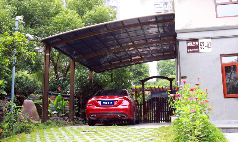 快來(lái)圍觀！他們家推出的這款車(chē)棚你肯定沒(méi)見(jiàn)過(guò),鄰居直呼有品位!