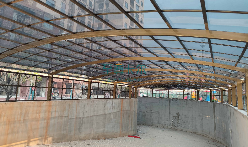 要做地下車庫出入口雨棚，來參考下湖北大冶一小區完工的案例吧