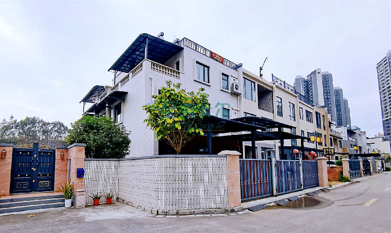 講真的，再高級的別墅，也經(jīng)不住土氣的雨棚滿墻裝