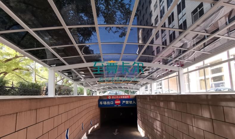 鋼化玻璃雨棚廠家和鋁合金雨棚廠家選哪個(gè)？